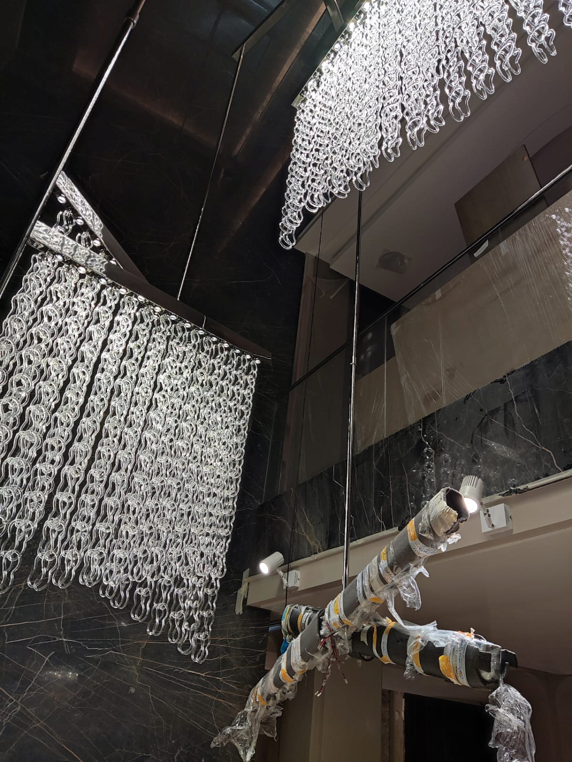 Монтаж хрустальной люстры. Москва, Хилков переулок